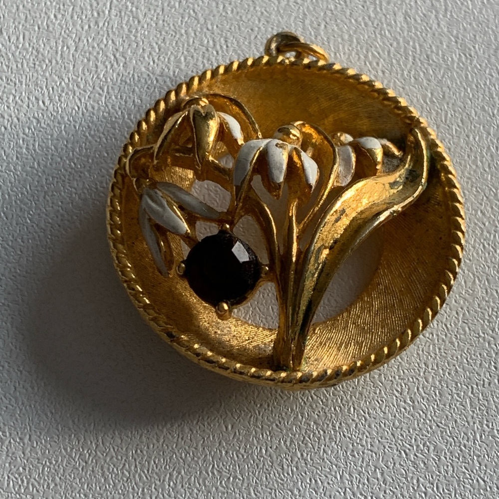 Vintage January birthday pendant. Garnet color stone with flowers.